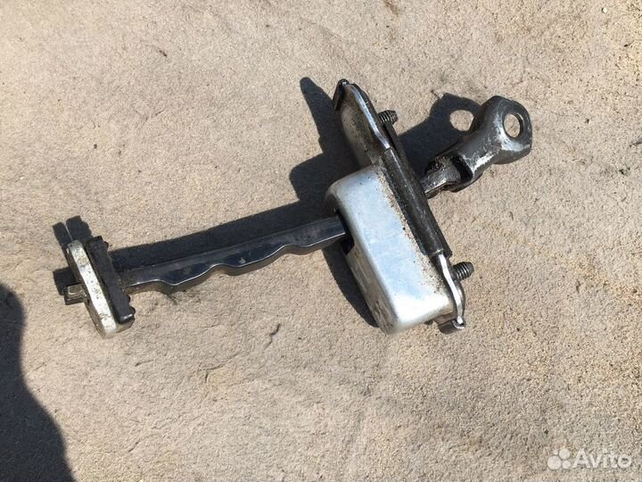 Фиксатор двери задний Киа Сид Kia Ceed 2