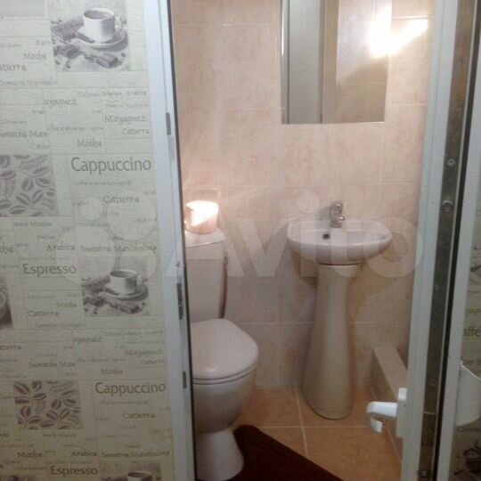 Комната 18 м² в 8-к., 2/2 эт.