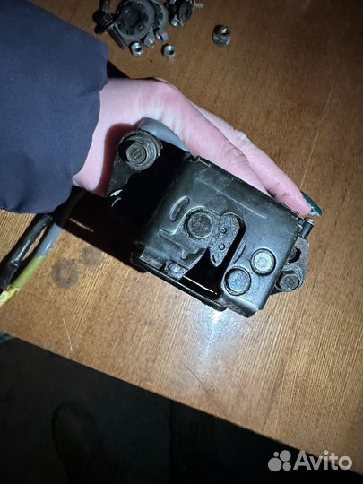 Замок багажника toyota avensis т250 универсал