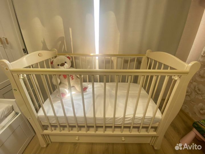 Детская кроватка с продольным маятником