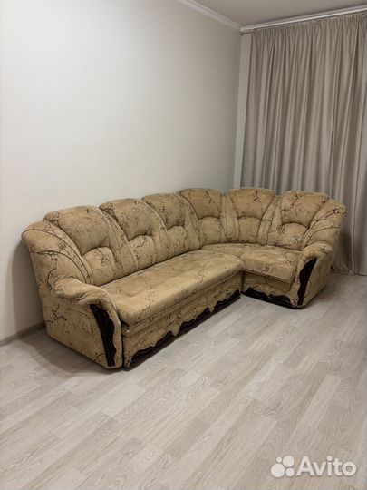Угловой диван и кресло