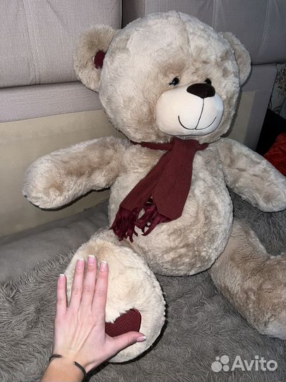Большой плюшевый медведь