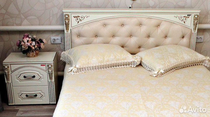 Шикарная двухспальная кровать с тумбочкой и матрас