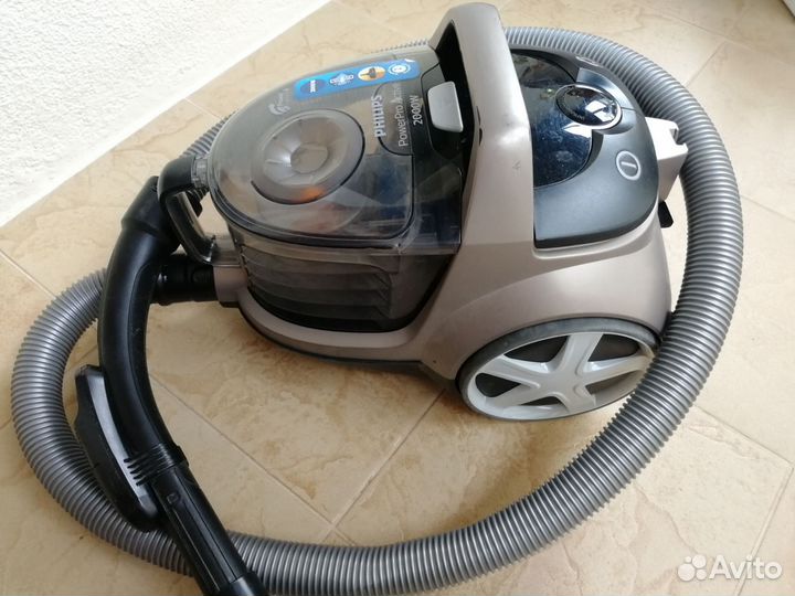 Пылесос безмешковый Philips FC8673/01 с пультом ду