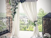 Свадебная арка с оформлением. Стойки с цветами