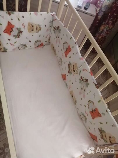 Детская кроватка с маятником