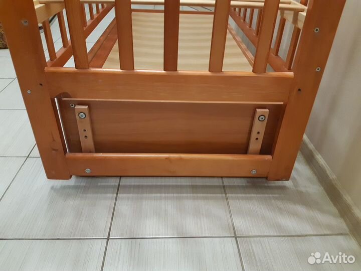 Кроватка детская с маятником и нижним ящиком