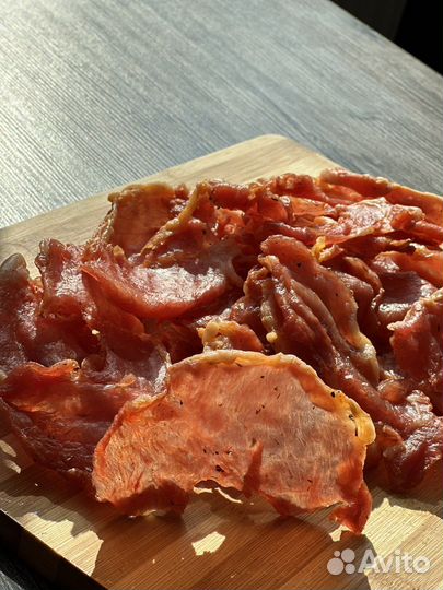 Снеки,Мясные чипсы, Колбаски,Карпаччо,Гренки