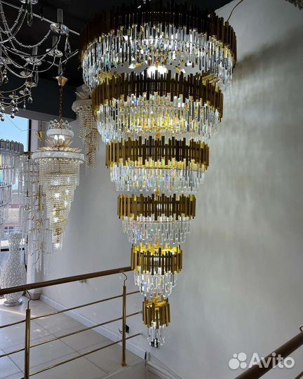 Люстра обои мебель шторы диваны стулья лампы