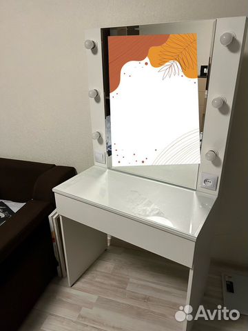 Туалетный столик с зеркалом и подсветкой