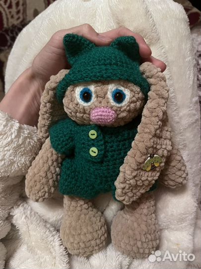 Вязаная игрушка заяц