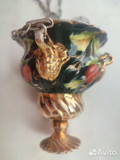 Старинная лампада с подвесом на цепочке, фарфор