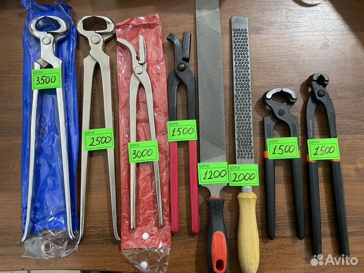 Набор для расчистки копыт лошади. Рашпиль, шипцы