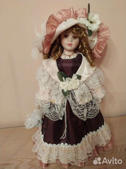 Кукла новая, 46см, на подставке с держателем