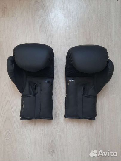 Боксерские перчатки Venum