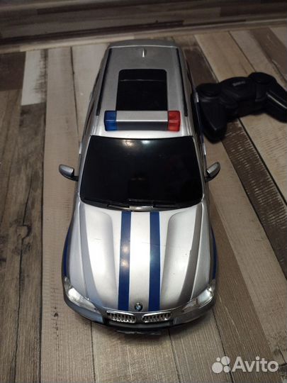 Полицейская машина BMW на пульте управления