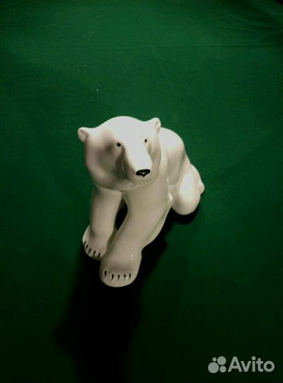 Большая фарфоровая статуэтка Белый медведь