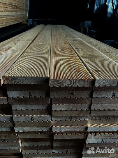 Доски лиственницы 35x140 мм, обработаны для защиты