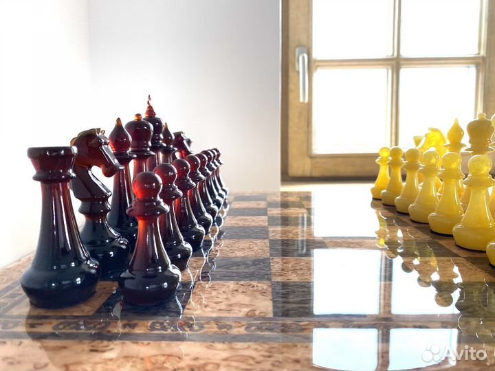 Шахматы из янтаря в ларце из карельской березы