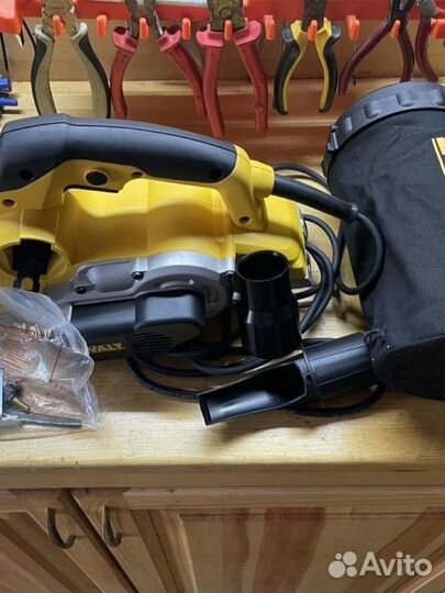 Продам электрорубанок dewalt D26500K