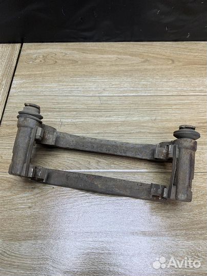 Скоба суппорта переднего Chevrolet Trail Blazer