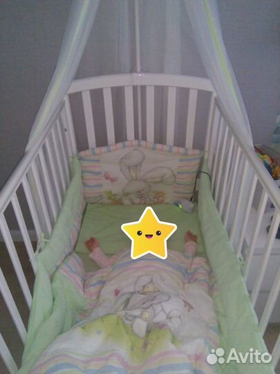 Детская кроватка с маятником и ящиком