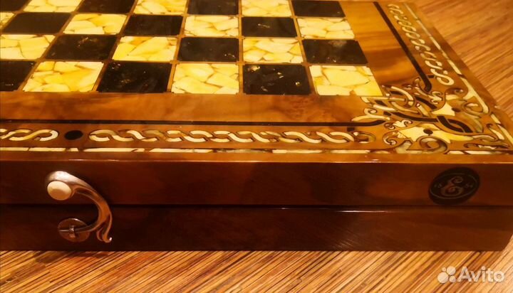 Шахматы из янтаря