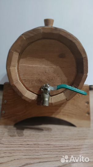 Жбан, бочка на маленькой подставке