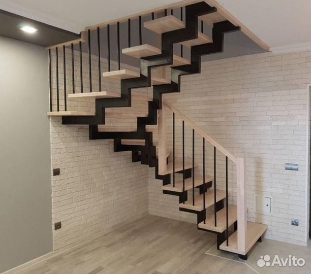 Каркас из метала Лестницы на Ломанном Косоуре на В