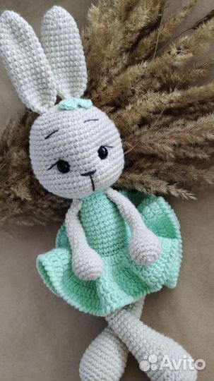 Вязаная игрушка Зайка в платье