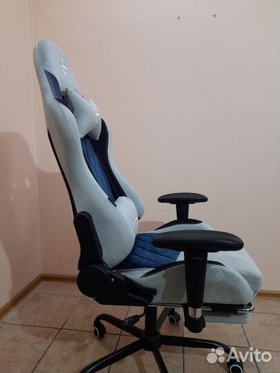 Игровое компьютерное кресло с подставкой под ноги