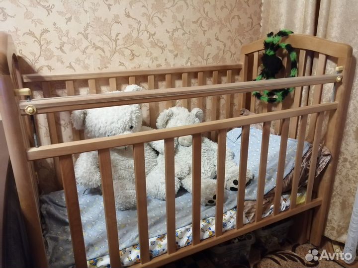 Детская кроватка с маятником