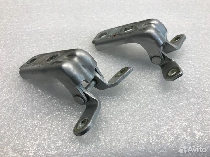 Петля двери передняя правая Chevrolet Cruze седан