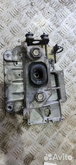 Кронштейн опоры МКПП Nissan Juke F15