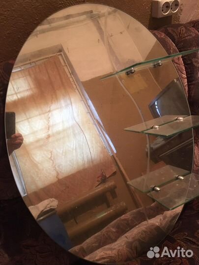 Продаю зеркало с тремя полочками