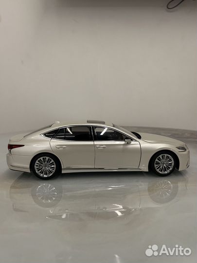 Модель автомобиля Lexus LS Autoart 1/18