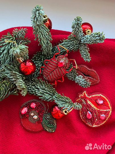 Сет брошей из бисера и Сваровски красный