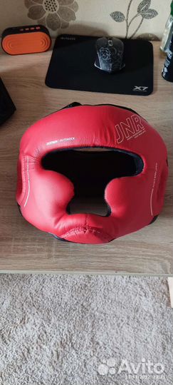 Боксерские перчатки 8 унций и шлем