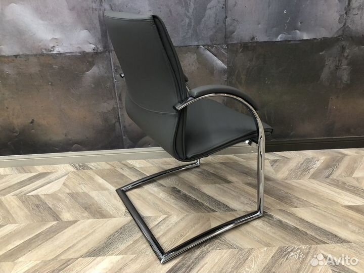 Кресло офисное итальянское из натуральной кожи на