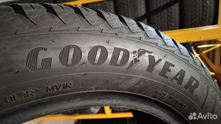 Goodyear Vector 4Seasons Gen-2 215/55 R17