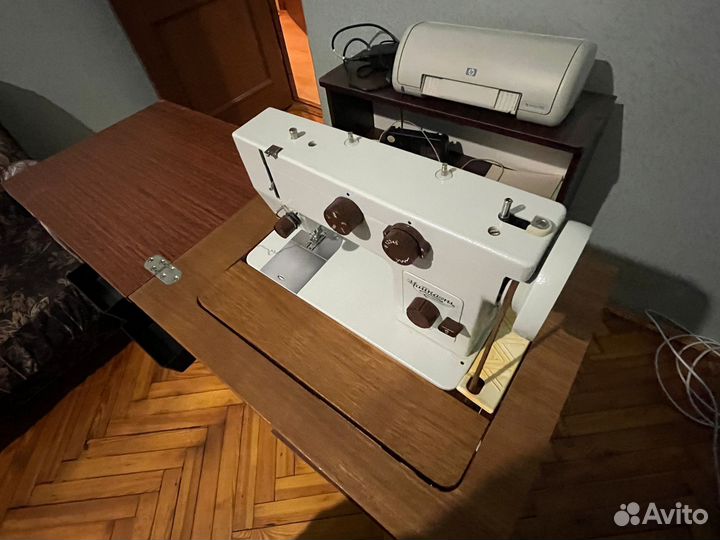 Швейная машина Чайка 143