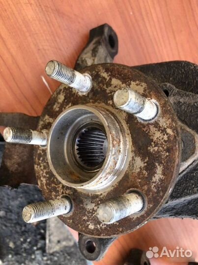 Поворотный кулак передний левый Dodge Stratus