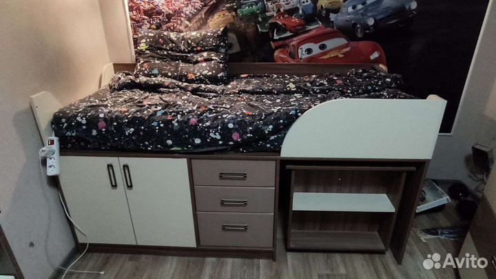 Кровать детская высокая с выдвижным столом