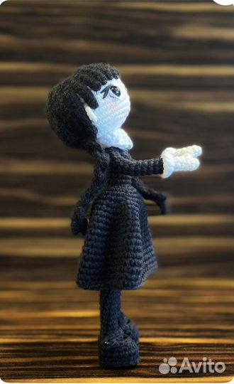 Вязаная кукла «Уэнсдей Адамс» амигуруми