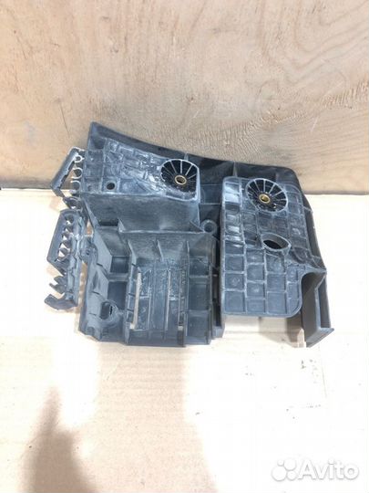 Кронштейн блока предохранителей Volkswagen Passat