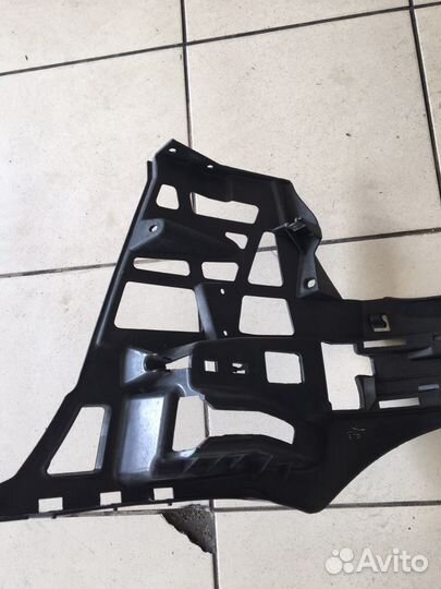 Кронштейн переднего бампера правый Mercedes W211