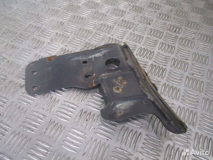 Кронштейн крепления правого переднего брызговика S