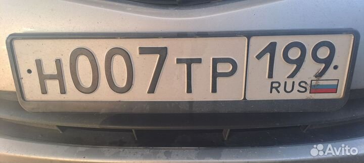 Автомобиль с красным номером