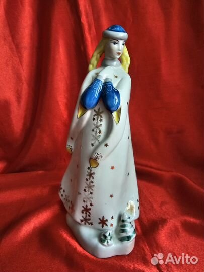 Фарфоровая статуэтка-снегурочка