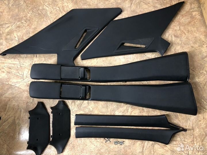 Обшивки стоек W124 седан черные